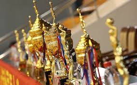 二八杠里的“庄闲平衡”：解析为什么长期看庄家总是最大的赢家。（二八杠中的庄闲均衡：为何长期而言庄家稳占上风）