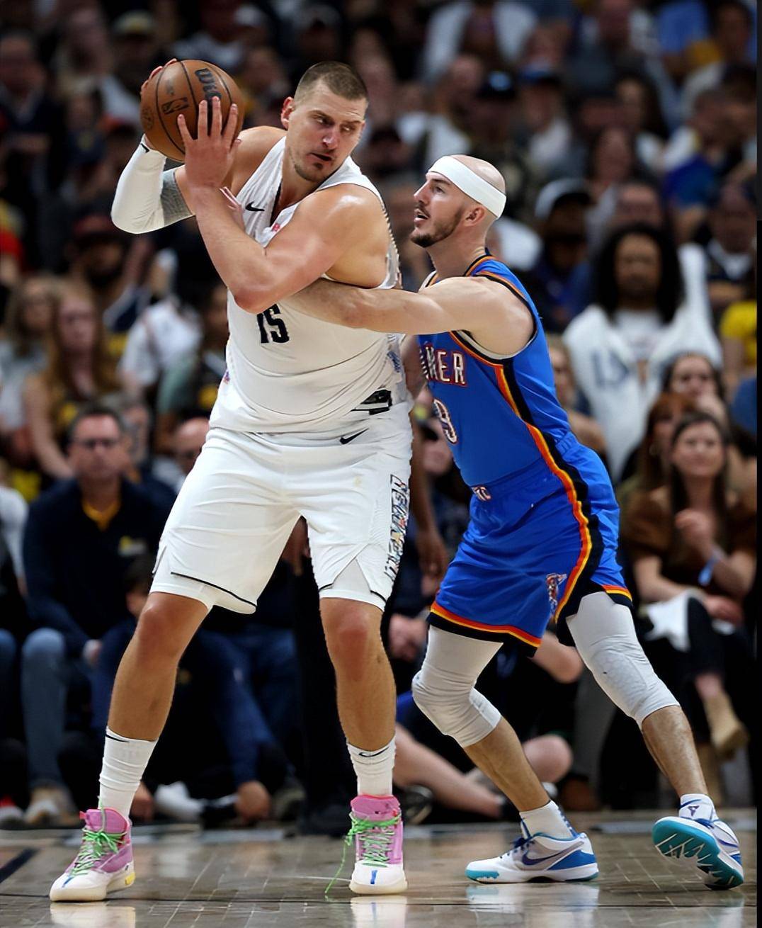 个强烈的明 个强烈的明