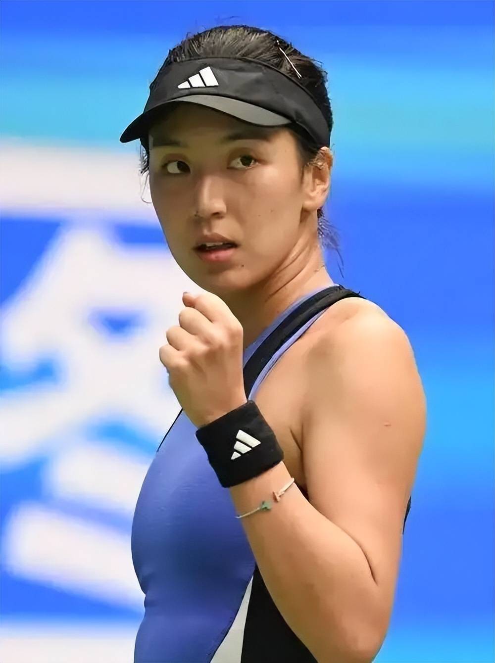 也向我们展 也向我们展